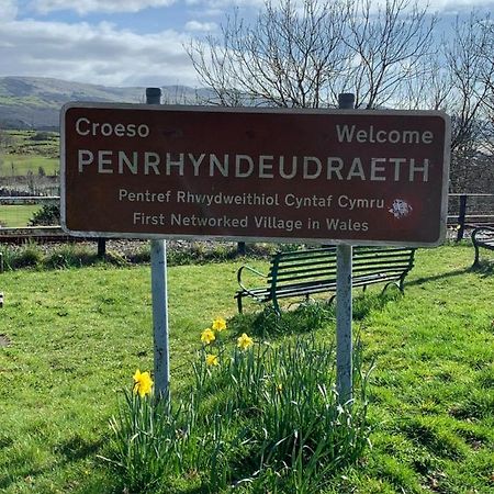 Snowdonia Rock Cottage - Cosy And Pet Friendly Penrhyndeudreath Bagian luar foto