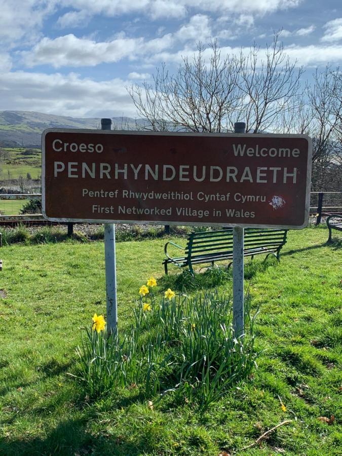 Snowdonia Rock Cottage - Cosy And Pet Friendly Penrhyndeudreath Bagian luar foto